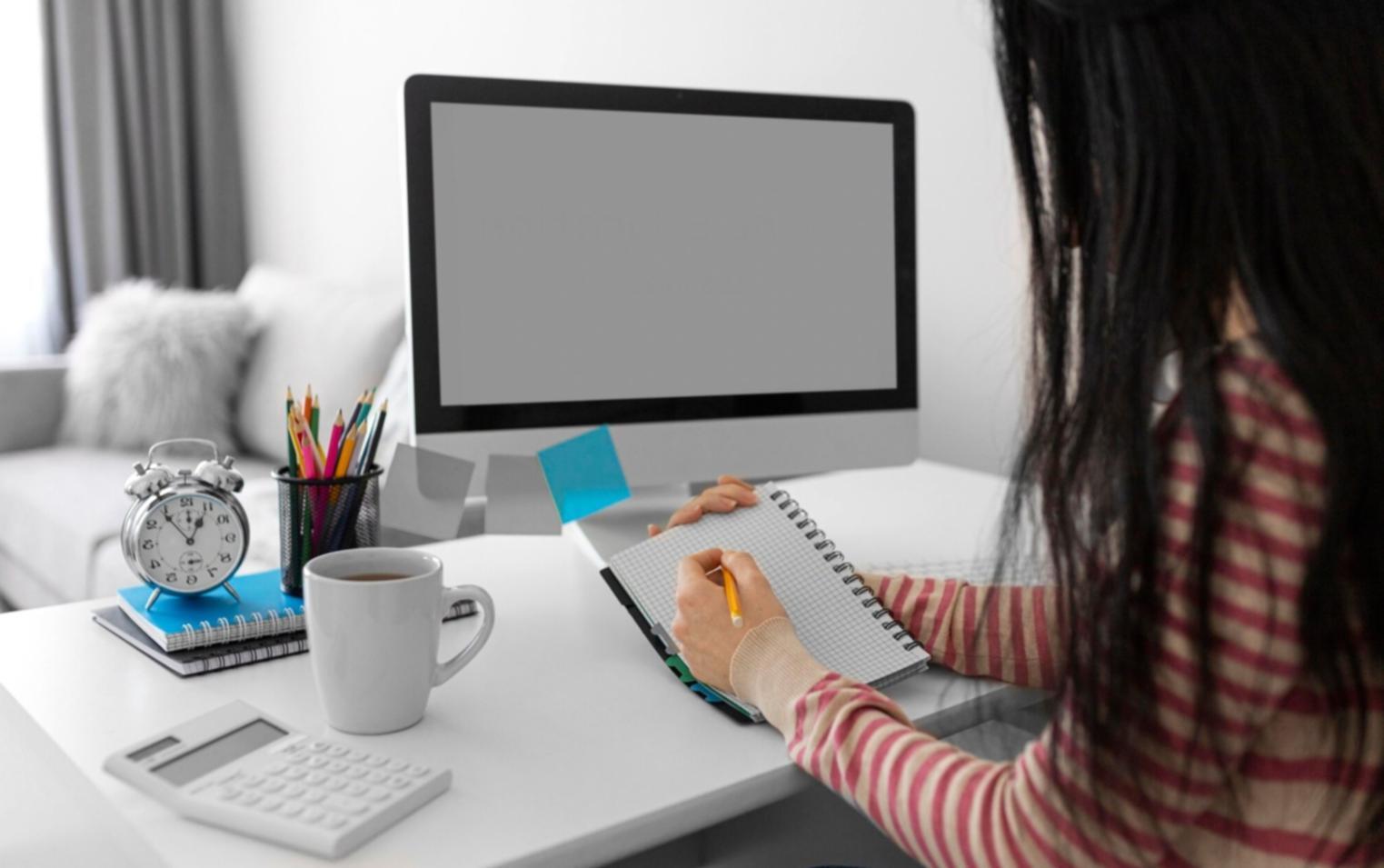Persona planificando presupuesto personal con calculadora y documentos